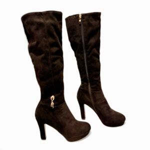 Jinpin black faux suede knee high platform boots gold lock key charms 8.5